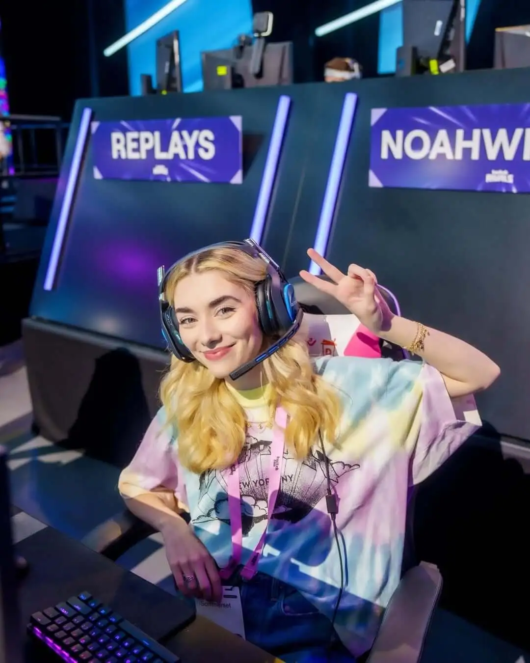 Sommerset giving a piece sign during a Fortnite event