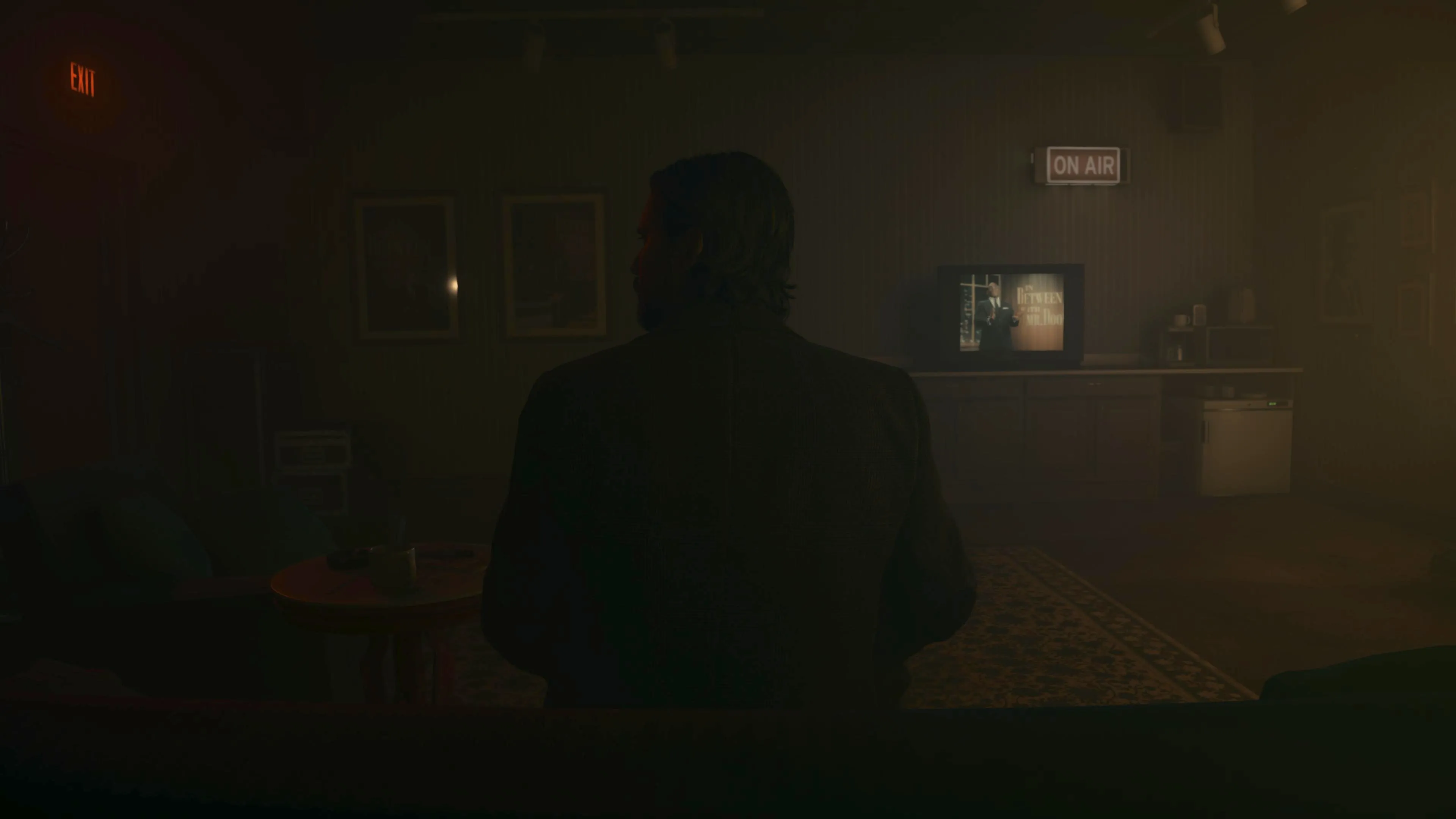 AW2: Alan Wake sitting in front of tv with talk show playing