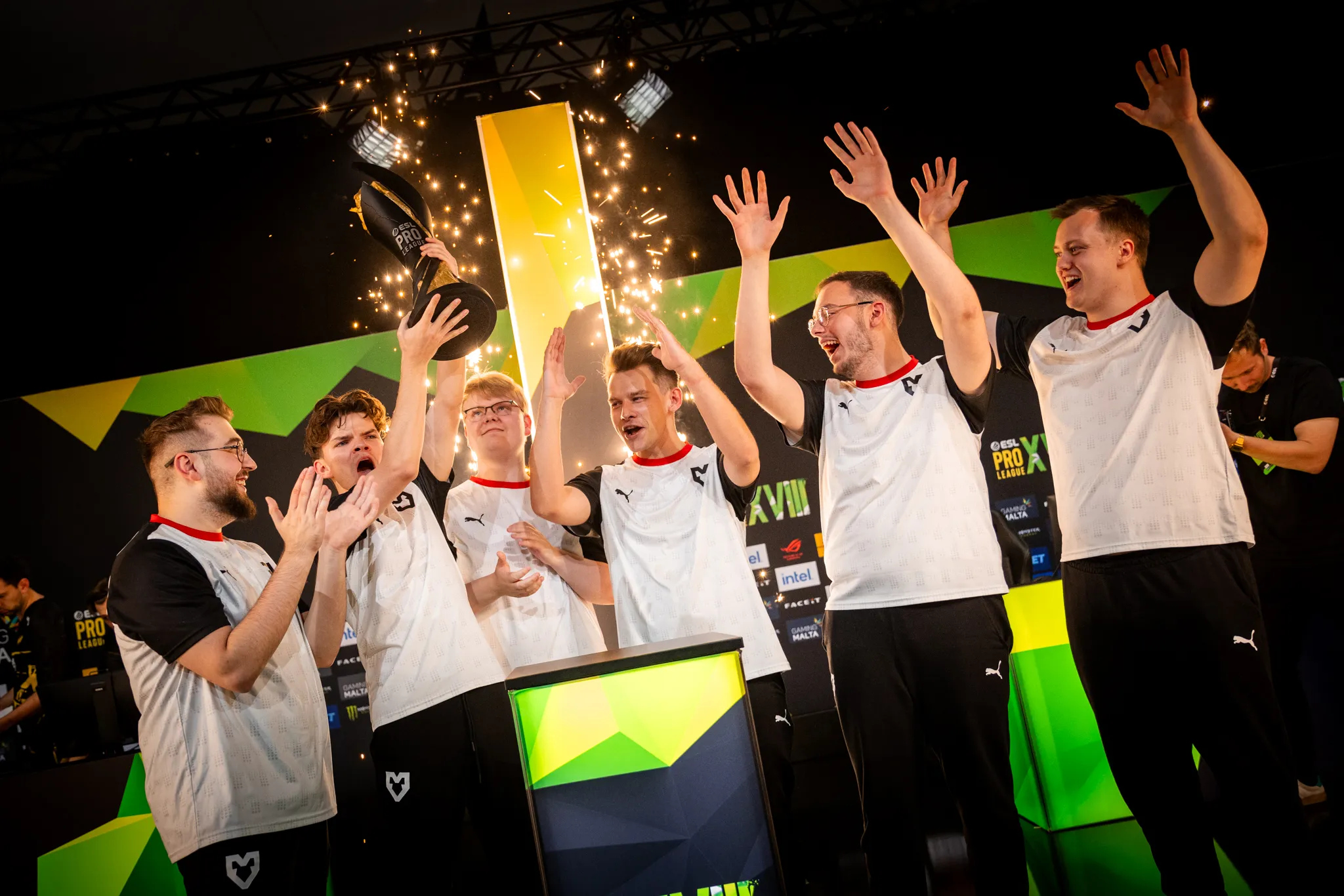 The MOUZ squad lift the ESL Pro League Season 18 trophy following their win.