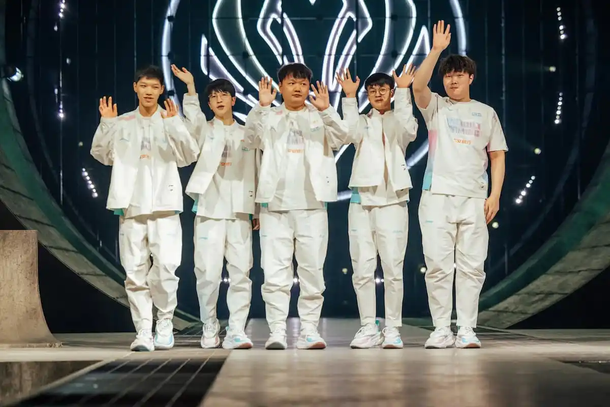 Bilibili Gaming waving to the crowd at MSI 2023