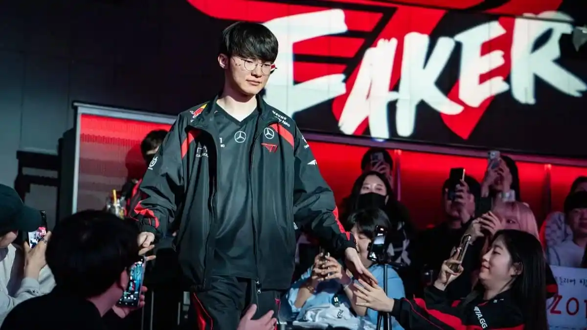 Faker walking through the crowd in the LCK.